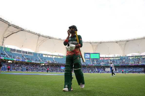 บังกลาเทศสูญเสียชุดในแฟชั่นที่น่าทึ่ง.