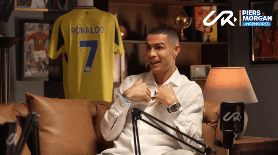 คริสเตียโน่ โรนัลโด้ วัย 40 ปี สร้างความตกตะลึงด้วยการกล่าวว่า ลาลีกา เล่นง่ายกว่าซาอุดิโปรลีก! ประตูที่ทำได้ที่นี่ควรนับในการโหวตบัลลงดอร์ ลีก: พรีเมียร์ลีก สโมสร: แมนเชสเตอร์ ยูไนเต็ด