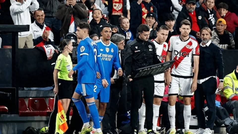 บาดเจ็บหายแล้วแต่ยังไม่ได้ลงสนาม? ผู้บริหารเรอัล มาดริดตั้งคำถามถึงการเมินอาร์โนลด์ของอลอนโซ่และผลการแข่งขันที่ลิเวอร์พูลแพ้สองนัด _เบล_แมตช์_แชมเปียนส์ลีก