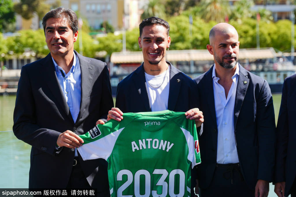 คลื่นกระแทก! การระเบิดของตลาดการย้ายทีมฟรีปี 2026: บาร์เซโลนา, เรอัล มาดริด และลิเวอร์พูล เตรียมต้อนรับ 10 นักเตะดาวดังด้วยสัญญาฟรี ผู้เล่น สัญญา เบนฟิก้า