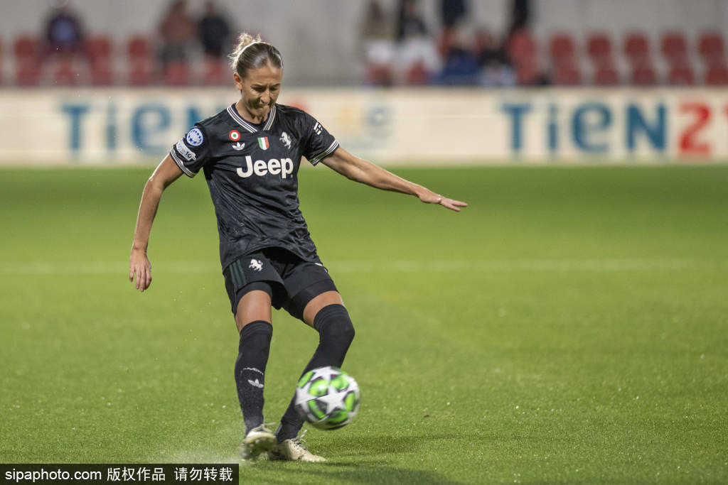 ต่อสู้อย่างโดดเดี่ยว! ความพยายามเดี่ยวของคาซาโดไม่เพียงพอในการเผชิญหน้ากับบาร์เซโลนา ขณะที่เรอัล มาดริดหญิงต้องเผชิญกับความยากลำบากในการแข่งขันคลาสสิก ลินดา คาซาโด การแข่งขันโจมตี