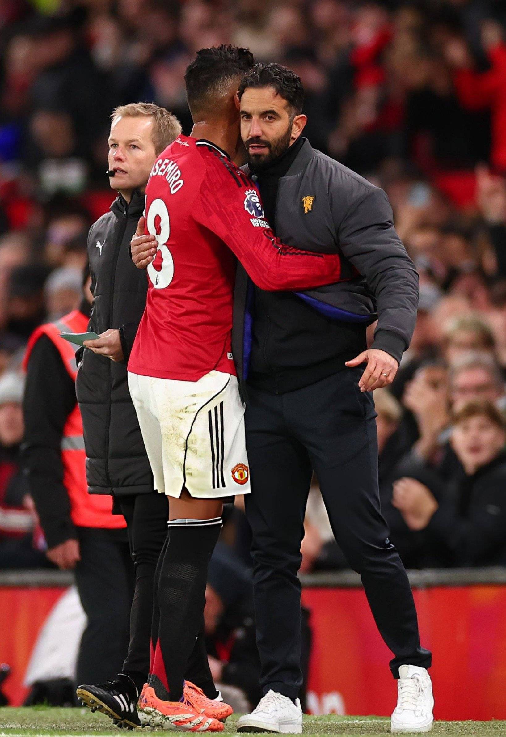 การปฏิเสธของคาเซมิโรที่จะลดค่าจ้างสำหรับสัญญาใหม่กับแมนเชสเตอร์ยูไนเต็ดถูกเปิดเผย! ตัวแทนทำนายการจากไปของเขา ซึ่งแตกต่างจากสถานการณ์ของแม็กไกวร์ ทีมชาติบราซิล รูเบน อโมริม ยูโรปาลีก