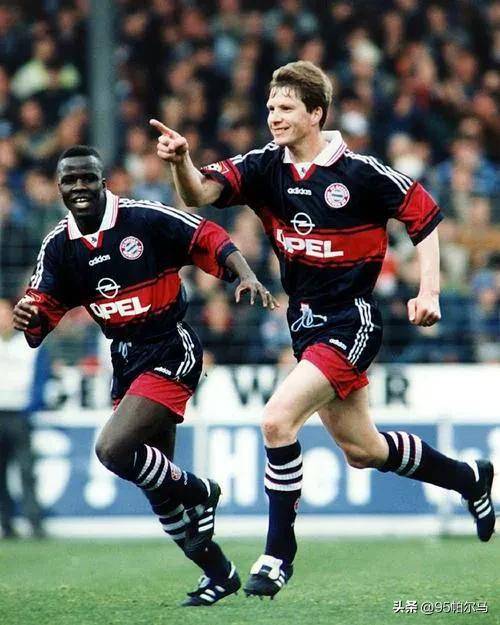 นักฟุตบอลผู้ทรงพลังที่ความสามารถเหนือกว่าชื่อเสียง เขาเข้าร่วมทีมบาเยิร์น มิวนิกในวัย 28 ปีเพื่อเป็นผู้ชนะ จากนั้นก็ยิงประตูสุดแรงในวัย 35 ปีในช่วงปีสุดท้ายของการค้าแข้ง _Tannert_ แชมเปียนส์ลีก แมนเชสเตอร์ ยูไนเต็ด