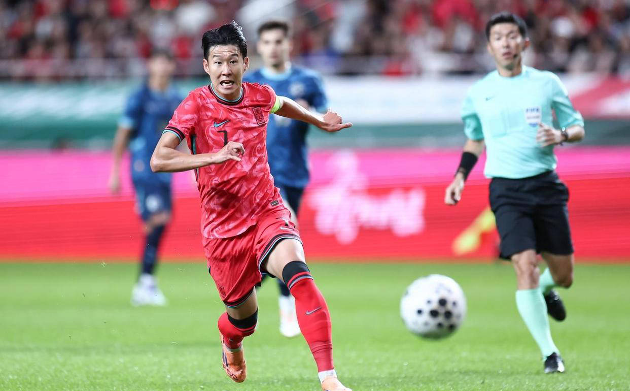 เกาหลีใต้ล้างแค้นความพ่ายแพ้ต่อทีมแกร่งจากแอฟริกาอย่างกานาด้วยชัยชนะ 1-0 คว้าชัยชนะติดต่อกันเป็นนัดที่สาม ลี คัง-อิน จ่ายบอลอย่างยอดเยี่ยมให้ ลี แท-ซอก ทำประตูเบิกร่อง