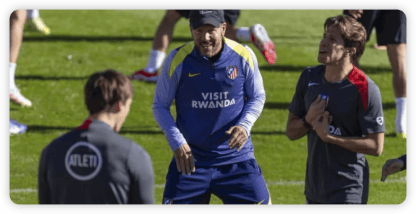 จูเลียนโนยังคงสร้างความประทับใจอย่างต่อเนื่องที่แอตเลติโก มาดริด โดยซิเมโอเน่ทั้งพ่อและลูกชายยังคงรักษาความชัดเจนระหว่างเรื่องงานและเรื่องส่วนตัวไว้อย่างชัดเจน ทำให้ได้รับการยอมรับอย่างเป็นเอกฉันท์ภายในทีม โค้ชหัวหน้าสนามฝึกซ้อมจิเมเนซ