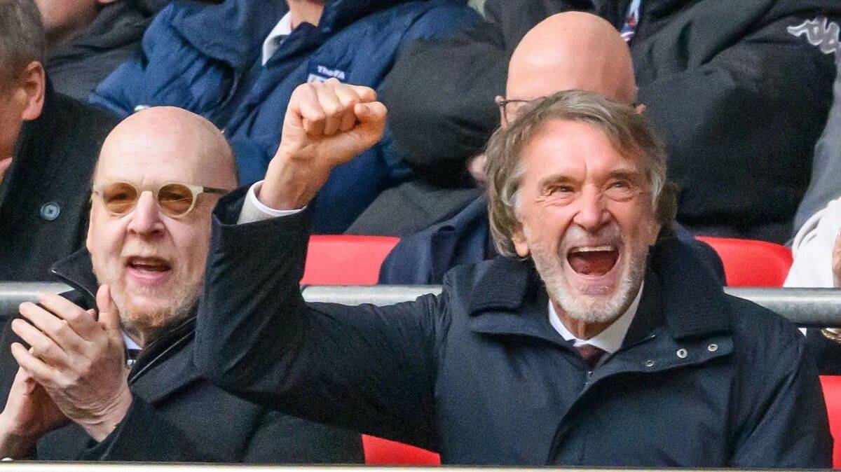 แมนเชสเตอร์ ยูไนเต็ด เตรียมงบประมาณ 200 ล้านปอนด์เพื่อเซ็นสัญญากับนักเตะ 4 คนในช่วงซัมเมอร์หน้า! เซอร์ อเล็กซ์ เฟอร์กูสัน ได้พบกับ วินิซิอุส จูเนียร์ แต่ค่าเหนื่อยที่สูงลิบทำให้ดีลนี้มีความเป็นไปได้น้อยมาก