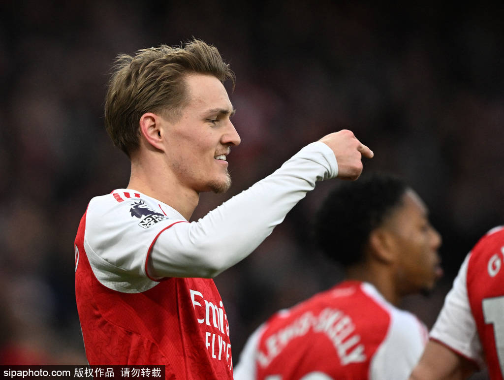 การแข่งขันชิงแชมป์พรีเมียร์ลีก: โมเมนตัมของวิลล่าพุ่งสูงขึ้นหลังชนะติดต่อกันเหนือยูไนเต็ดและเชลซี; อาร์เซนอลป้องกันตำแหน่งจ่าฝูงในนัดที่ 31 แมนเชสเตอร์ ซิตี้ แมนเชสเตอร์ ยูไนเต็ด