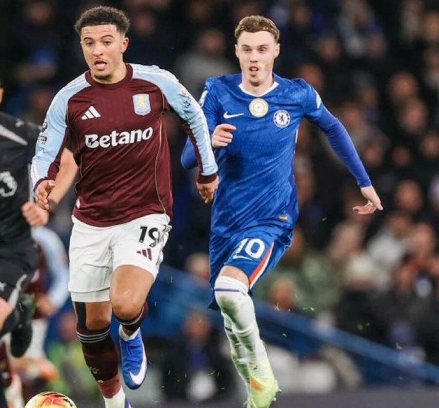 แอสตัน วิลล่า พลิกสถานการณ์เอาชนะเชลซี คว้าชัยชนะ โดยซานโช่โชว์ฟอร์มโดดเด่น ซึ่งบ่งชี้ว่าเขาอาจอยู่ค้าแข้งกับสโมสรต่อไปแทนที่จะย้ายไปซูเปอร์ลีกตุรกี ทำให้แผนการเสริมทัพของแมนเชสเตอร์ ยูไนเต็ด ซับซ้อนยิ่งขึ้น