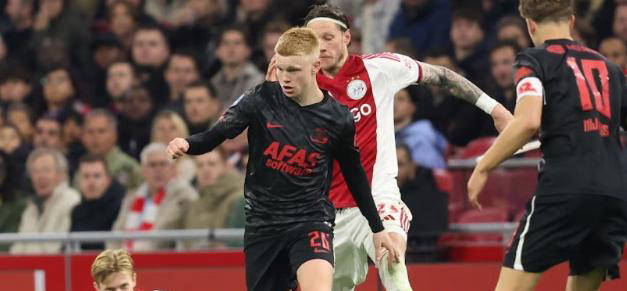 สองประตูและห้าแอสซิสต์! ดาวรุ่งกองกลางชาวดัตช์วัย 19 ปีแจ้งเกิด ราคากว่า 60 ล้านยูโรจุดชนวนสงครามประมูลจากห้าสโมสรชั้นนำของยุโรป สมิท, เอแซด อัลค์มาร์, ยุโรป