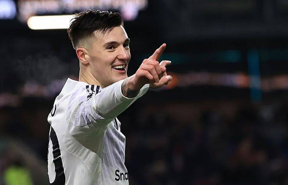 แมนเชสเตอร์ ยูไนเต็ด เสียแต้มอีกครั้งในผลเสมอ 2-2 กับเบิร์นลีย์! การส่งเชสโกลงสนามของเฟลตเชอร์ยังไม่เพียงพอ ขณะที่แฟนบอลเรียกร้องให้โซลชาร์กลับมา _โอกาส_เชลซี