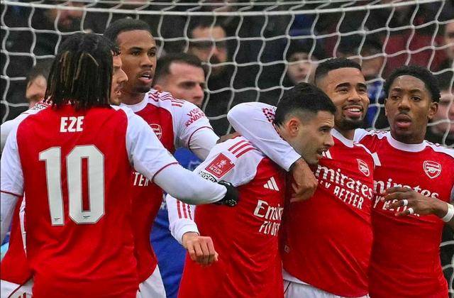 4-1! การก้าวหน้าของอาร์เซนอลนั้นไม่ต่างจากปาฏิหารี: ประตูทั้งหมดมาจากลูกตั้งเตะ, มาร์ตินเนลลีทำแฮตทริก + ประตูตัวเองของคู่แข่ง_มาดูเอเก้_ลูกเตะมุม_เซล