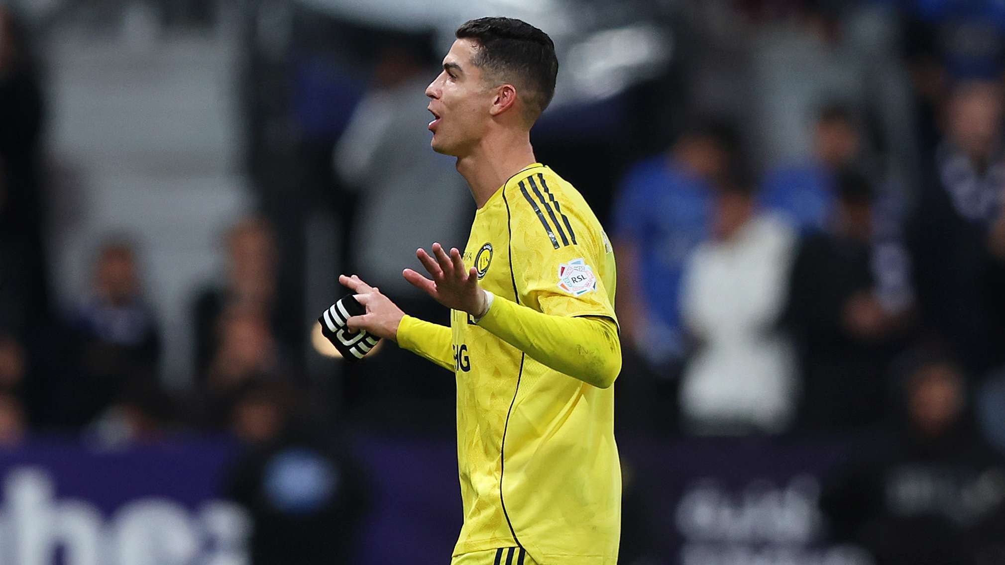 ไม่พอใจกับผู้จัดการ! โรนัลโด้วัย 40 ปีทำประตูก่อนถูกเปลี่ยนตัว: ยิ้มเจื่อนๆ อย่างยอมรับชะตากรรมขณะที่ทีมแพ้ 1-3 ปรากฏขึ้น ท่าทางมือที่ลึกลับของเขาทำให้แฟนๆ งุนงง อัล-นาสเซอร์ พบ อัล-ฮิลาล