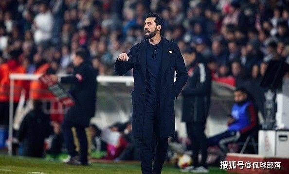 ท่านปรมาจารย์รู้สึกถึงแรงกดดันหรือไม่? สองวันหลังจากปลดอลอนโซ่ เรอัล มาดริดต้องพบกับความพ่ายแพ้ที่น่าอับอายที่สุดในรอบห้าปี! ผู้จัดการทีมคนใหม่วัย 42 ปี ยืนงงงวยพร้อมมือในกระเป๋ากางเกง_ลาลีกา_ดิวิชั่น 2_ความอัปยศ